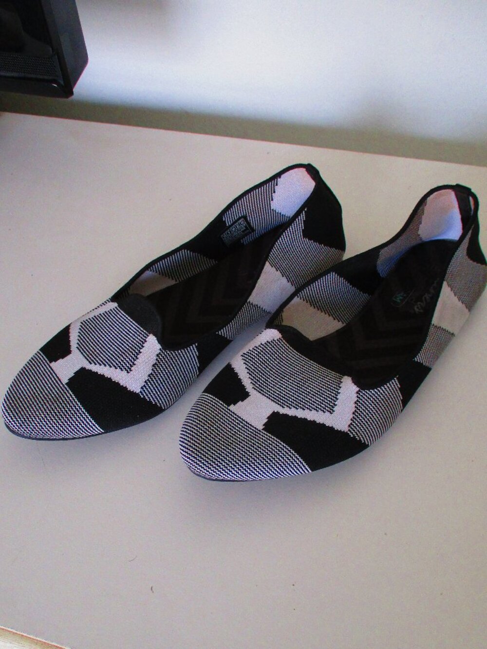 Skechers Air-Cooled Memory Foam Womens Black & White Textile Ballet Flat-Size 10